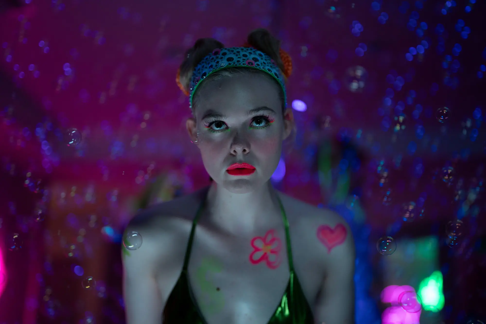 Margo ha problemi di soldi: la serie Apple con Elle Fanning rinnovata per una seconda stagione