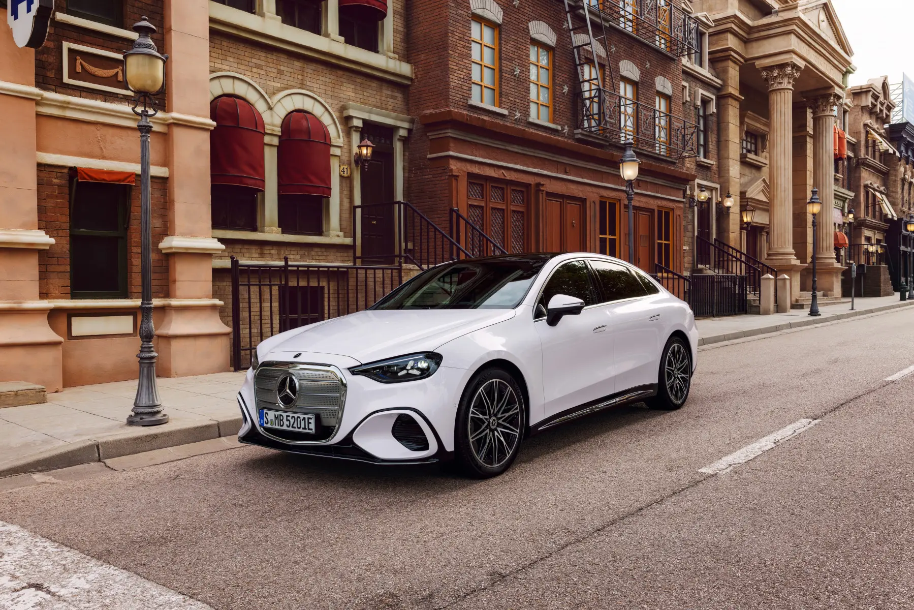 Mercedes-Benz lancia la nuova Classe C elettrica: autonomia fino a 762 km e prezzo da 70.269 euro