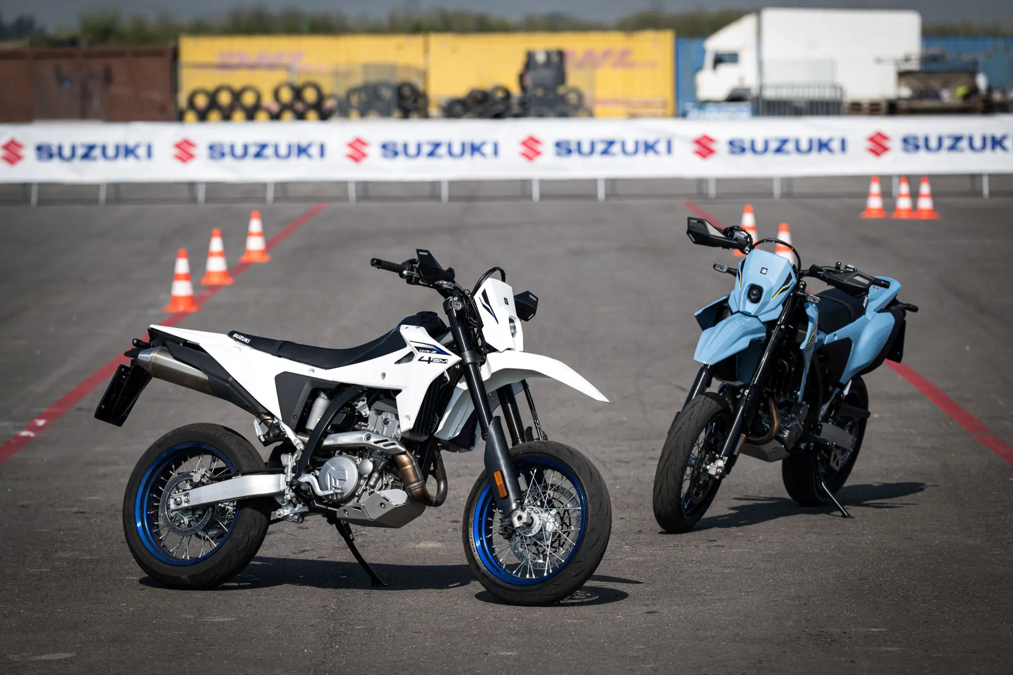 Suzuki DR-Z4SM: il nuovo Supermotard che punta tutto su leggerezza e divertimento