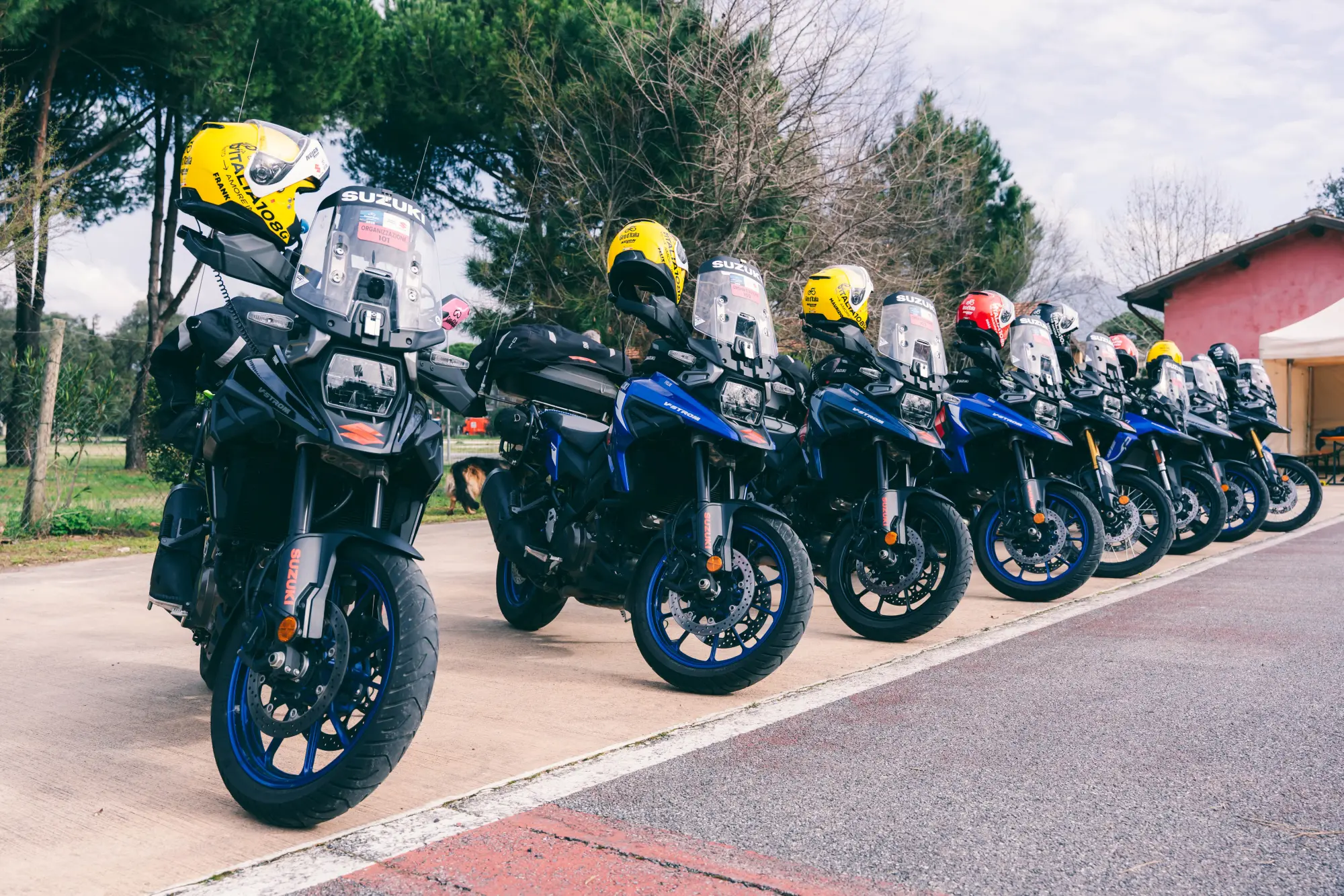 Suzuki Moto guida il Giro d'Italia 2026 con una flotta di oltre 70 moto ufficiali