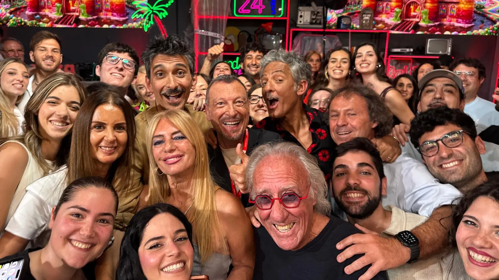 Amadeus emozionato a La Pennicanza: il ritorno in Rai insieme a Fiorello e Biggio