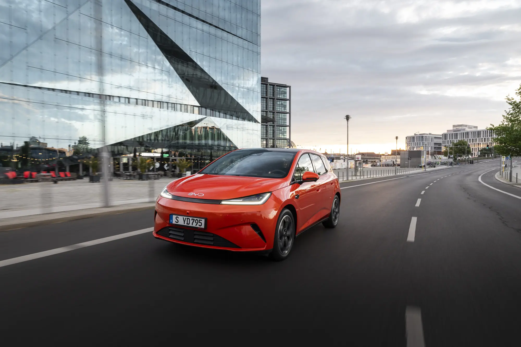 BYD presenta la nuova Dolphin G DM-i: consumi record con la tecnologia Super Hybrid DM 5.0