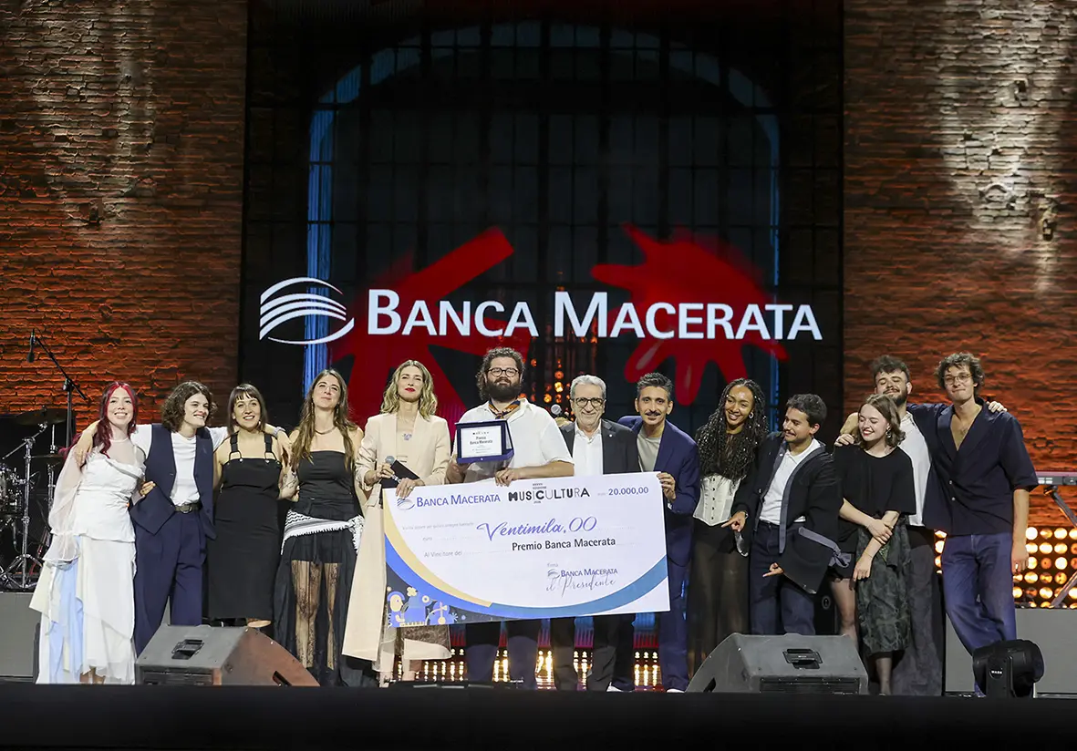 Claudio Covato trionfa a Musicultura 2026: emozioni e voci uniche allo Sferisterio