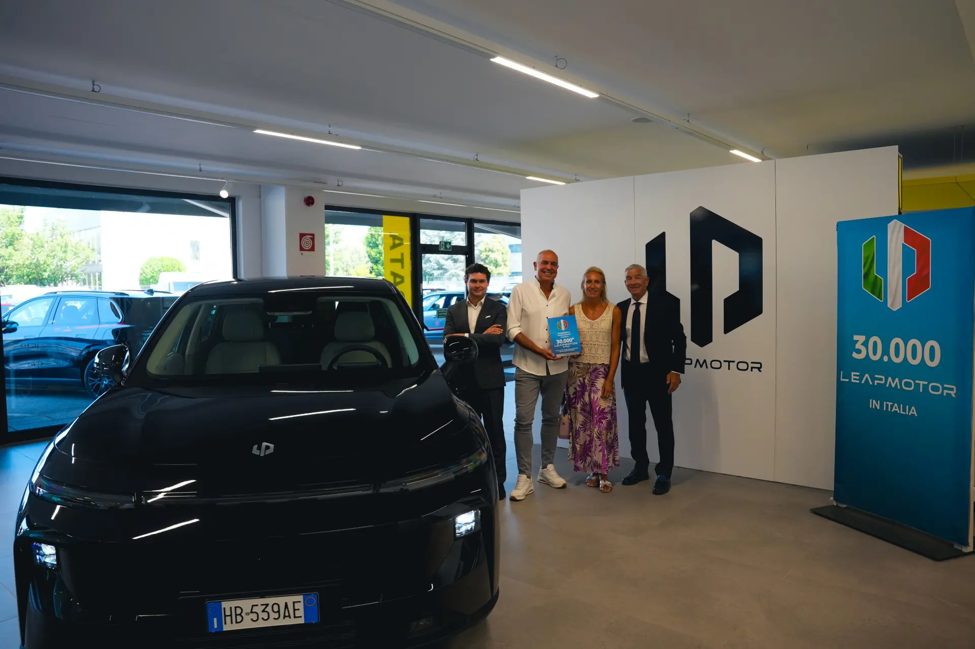 Leapmotor raggiunge 30.000 consegne in Italia: la B10 REEV segna il traguardo