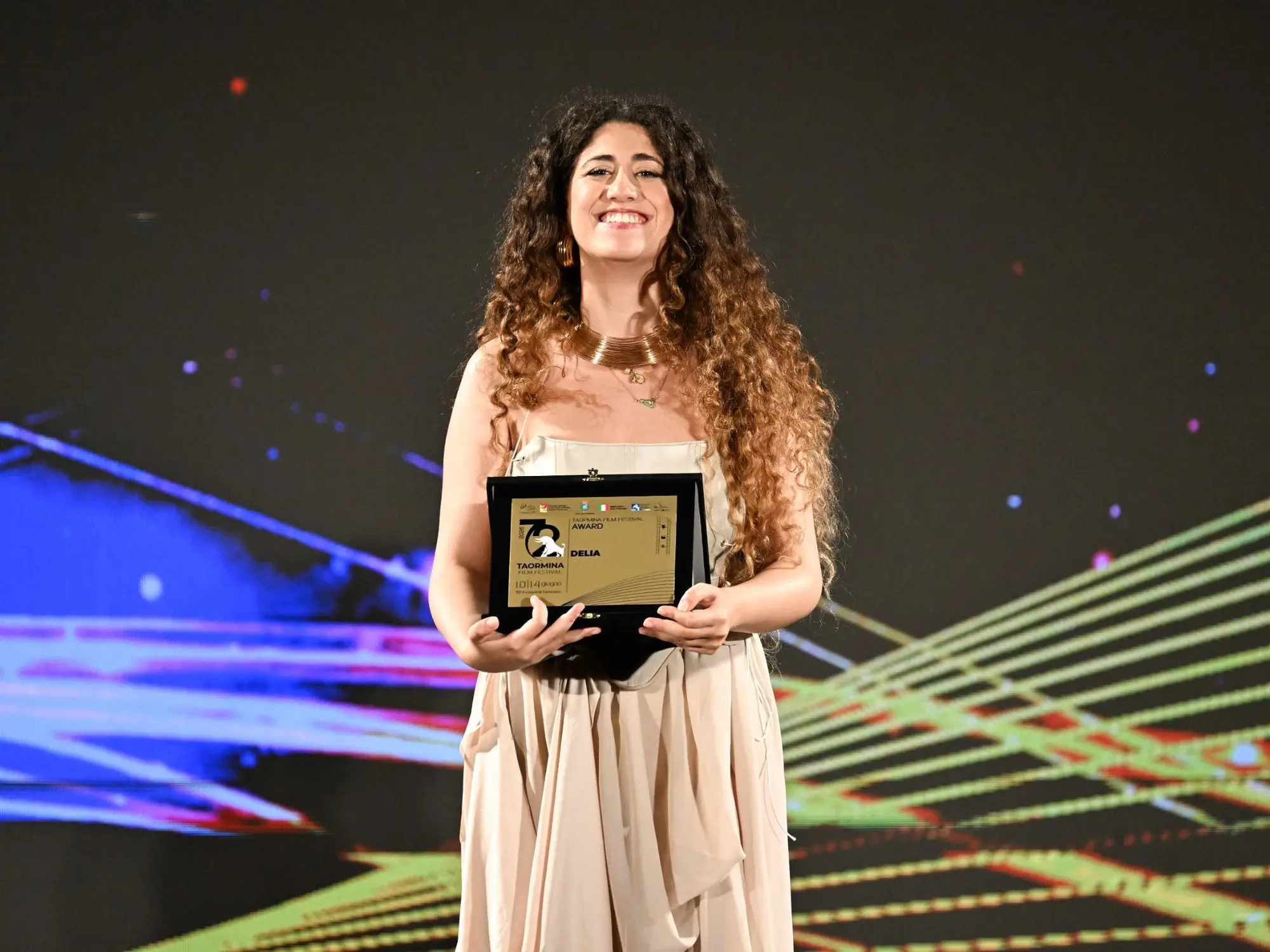 Delia conquista il Taormina Film Festival, nuovo riconoscimento e un ritorno speciale al Teatro Antico