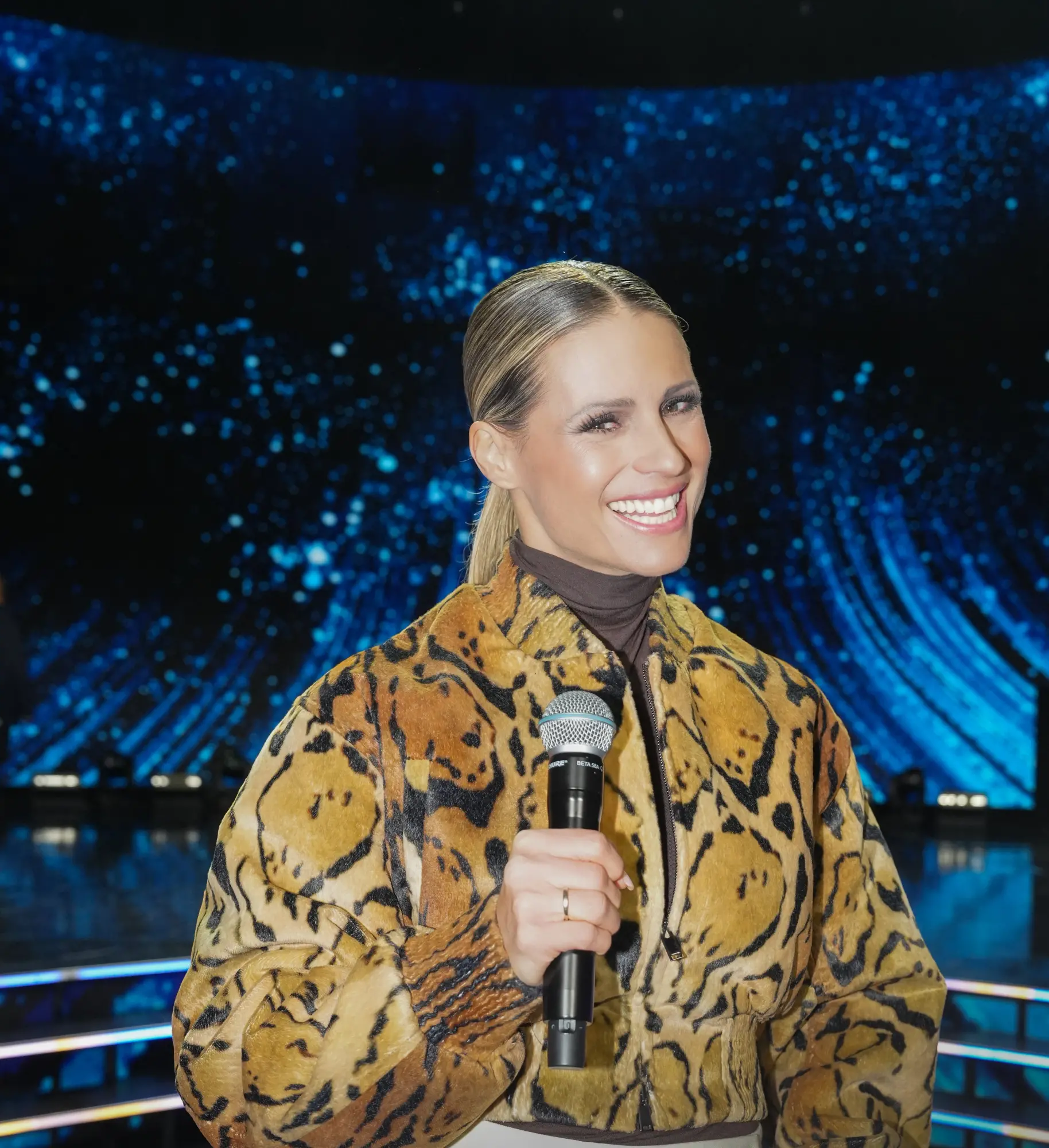 Super Karaoke ritorna su Canale 5: Michelle Hunziker conduce e grandi ospiti in gara