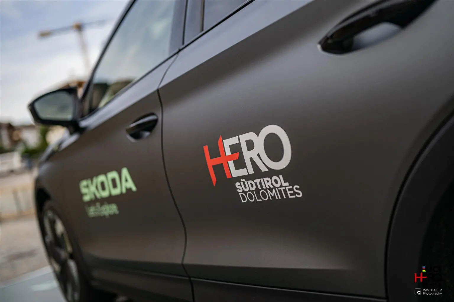 Škoda partner ufficiale alla HERO Südtirol Dolomites 2026 con una flotta elettrificata