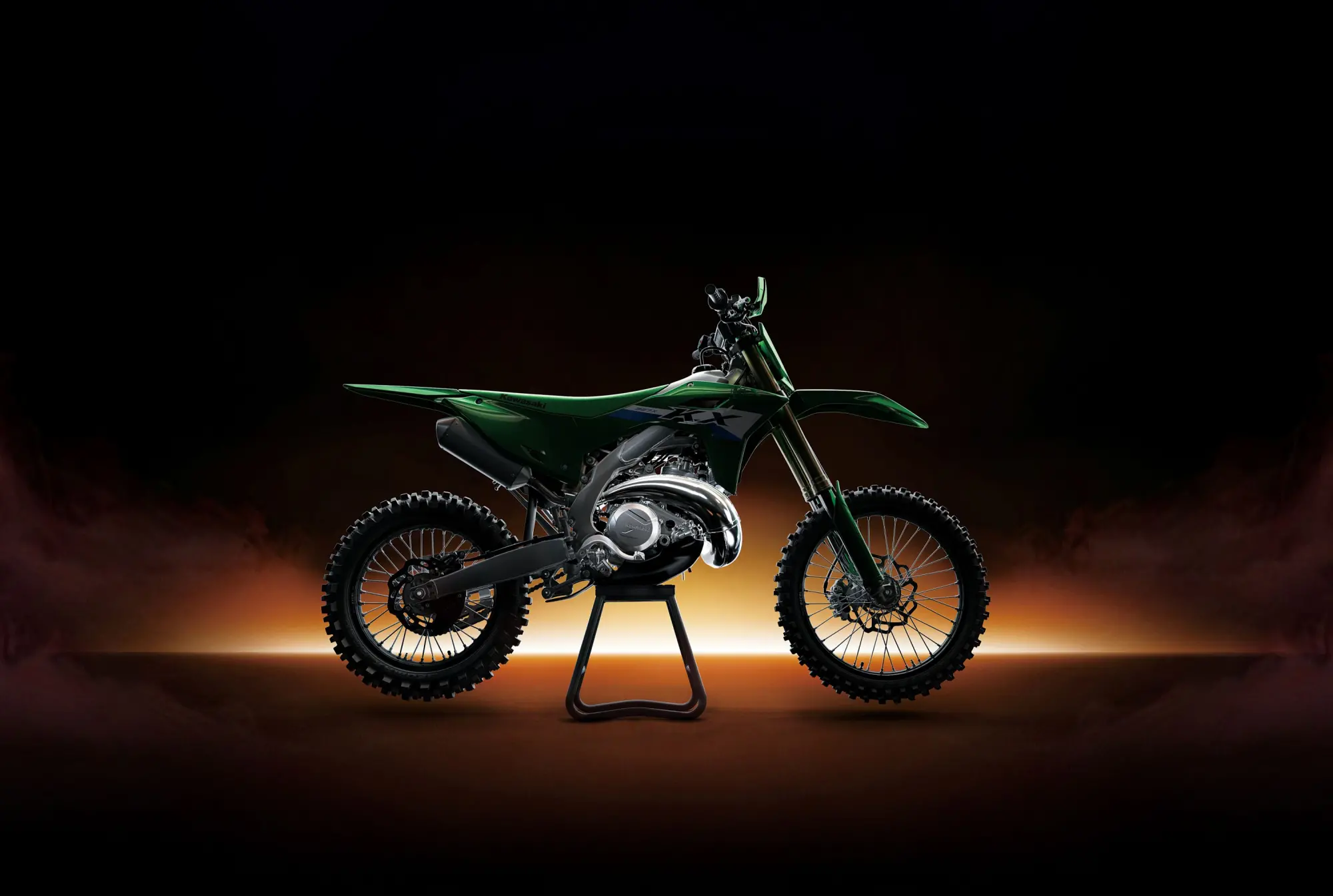Kawasaki rivoluziona l'offroad: debutta il primo motore 2 tempi a iniezione elettronica