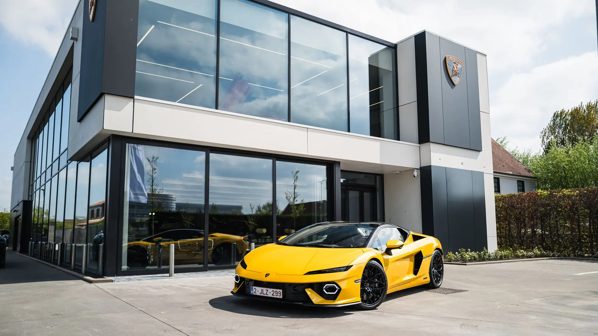 Lamborghini inaugura la terza concessionaria belga a Knokke: focus su elettrificazione e lusso