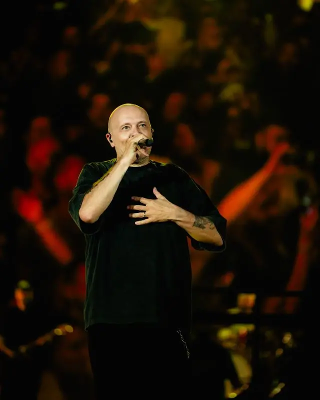 Max Pezzali conquista gli stadi con oltre 670.000 biglietti: nuove date indoor nel 2027