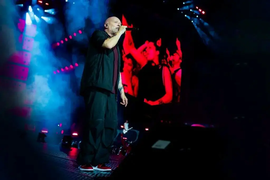 Max Pezzali inaugura il tour Max Forever 2026: sold out e atmosfera anni '90
