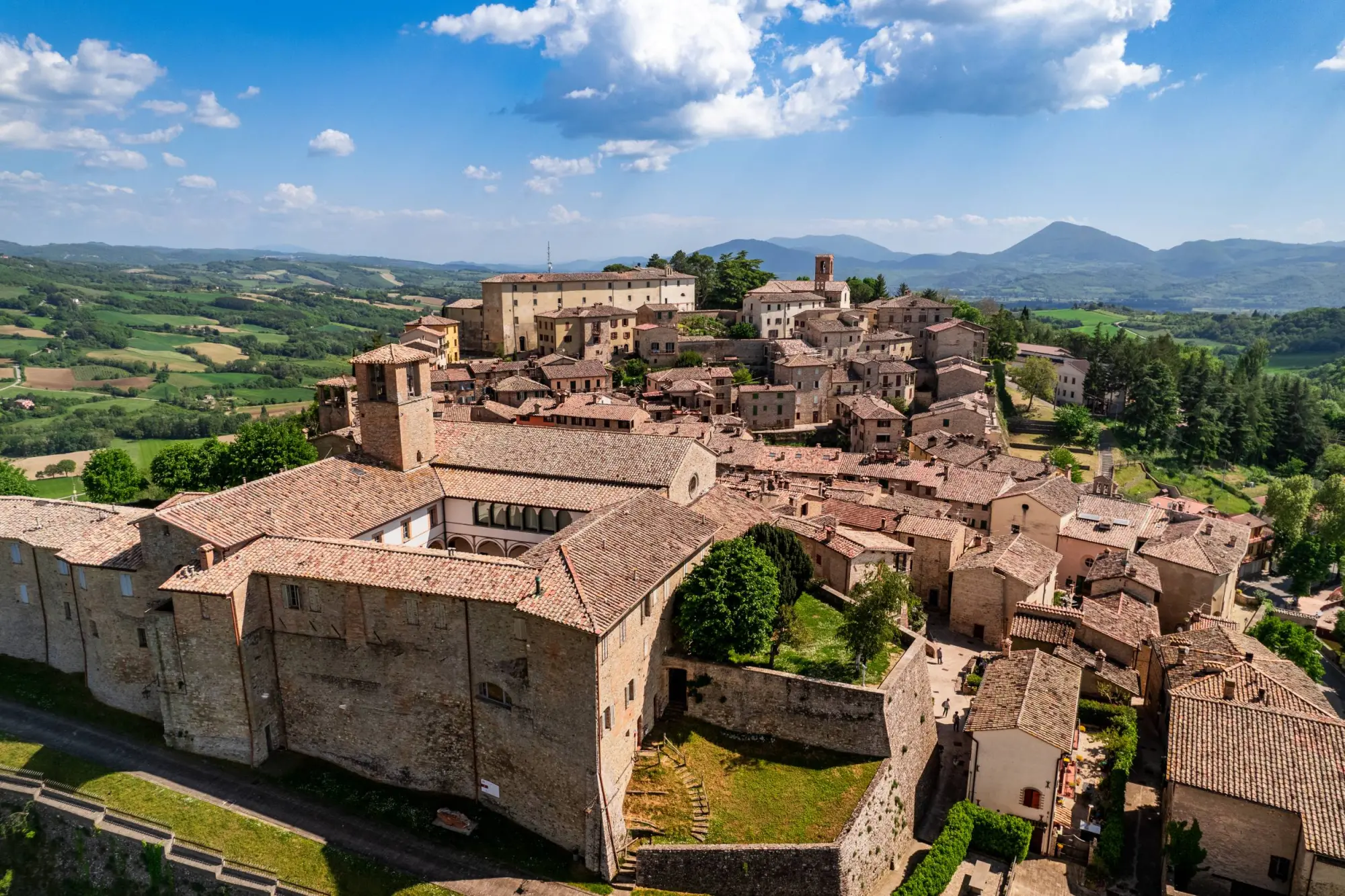 Google e Touring Club valorizzano i borghi italiani con l'AI: parte il progetto a Montone
