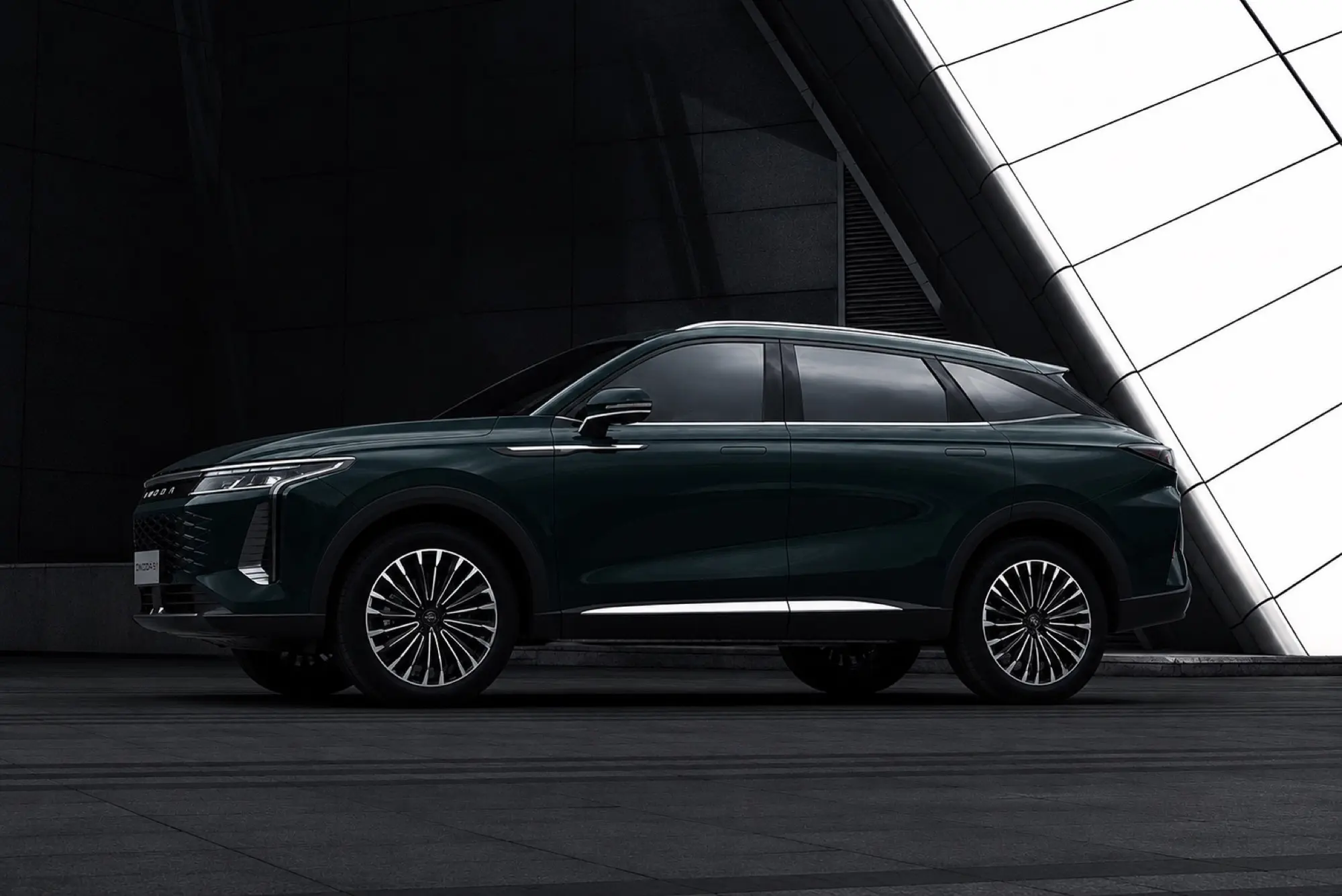 Omoda 9 Aurora Edition: debutta in Italia la serie limitata del SUV da oltre 500 CV