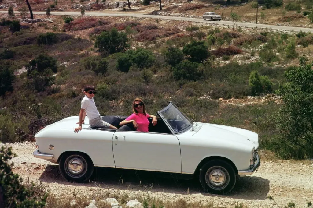 Sessant'anni di Peugeot 204 Coupé e Cabriolet: l'eleganza compatta che ha segnato un'epoca