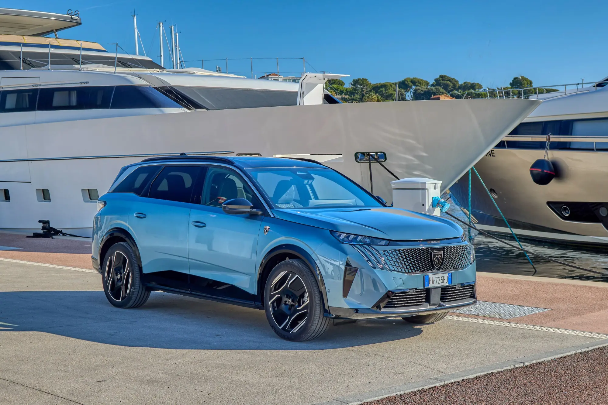 Peugeot E-5008 Long Range accompagna il Festival Jazz di Juan-les-Pins: autonomia da record e musica senza confini