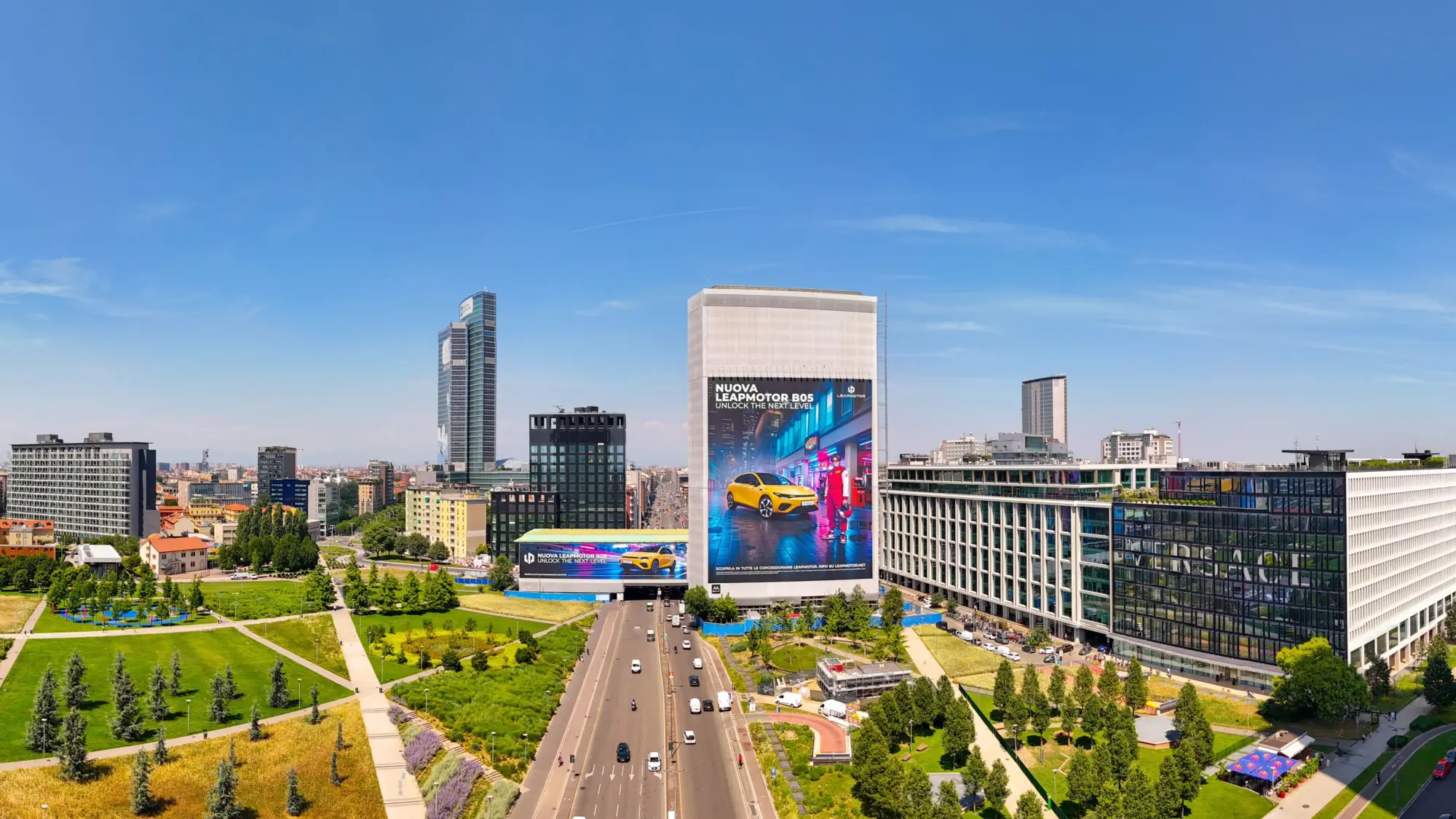 Leapmotor trasforma il Pirellino di Milano con la campagna di lancio della B05