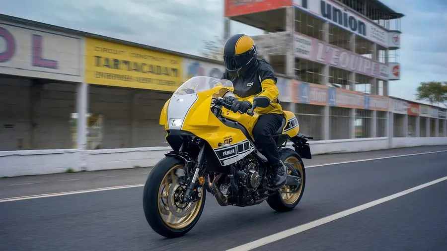 Yamaha XSR900 GP 2026: debutta nelle concessionarie con la nuova livrea Legend Yellow
