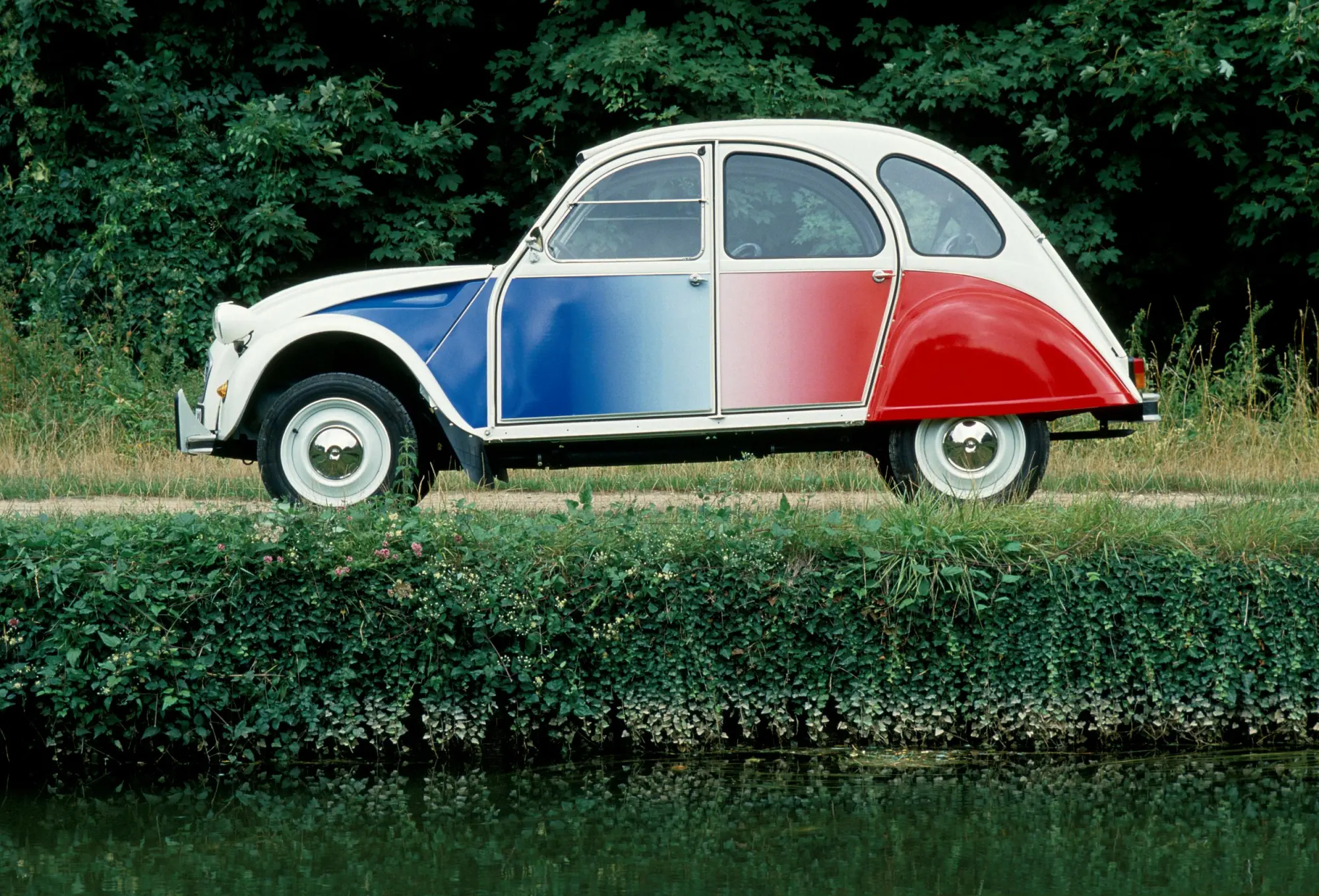 Citroën celebra i 40 anni della 2 CV Cocorico: l'icona tricolore torna protagonista