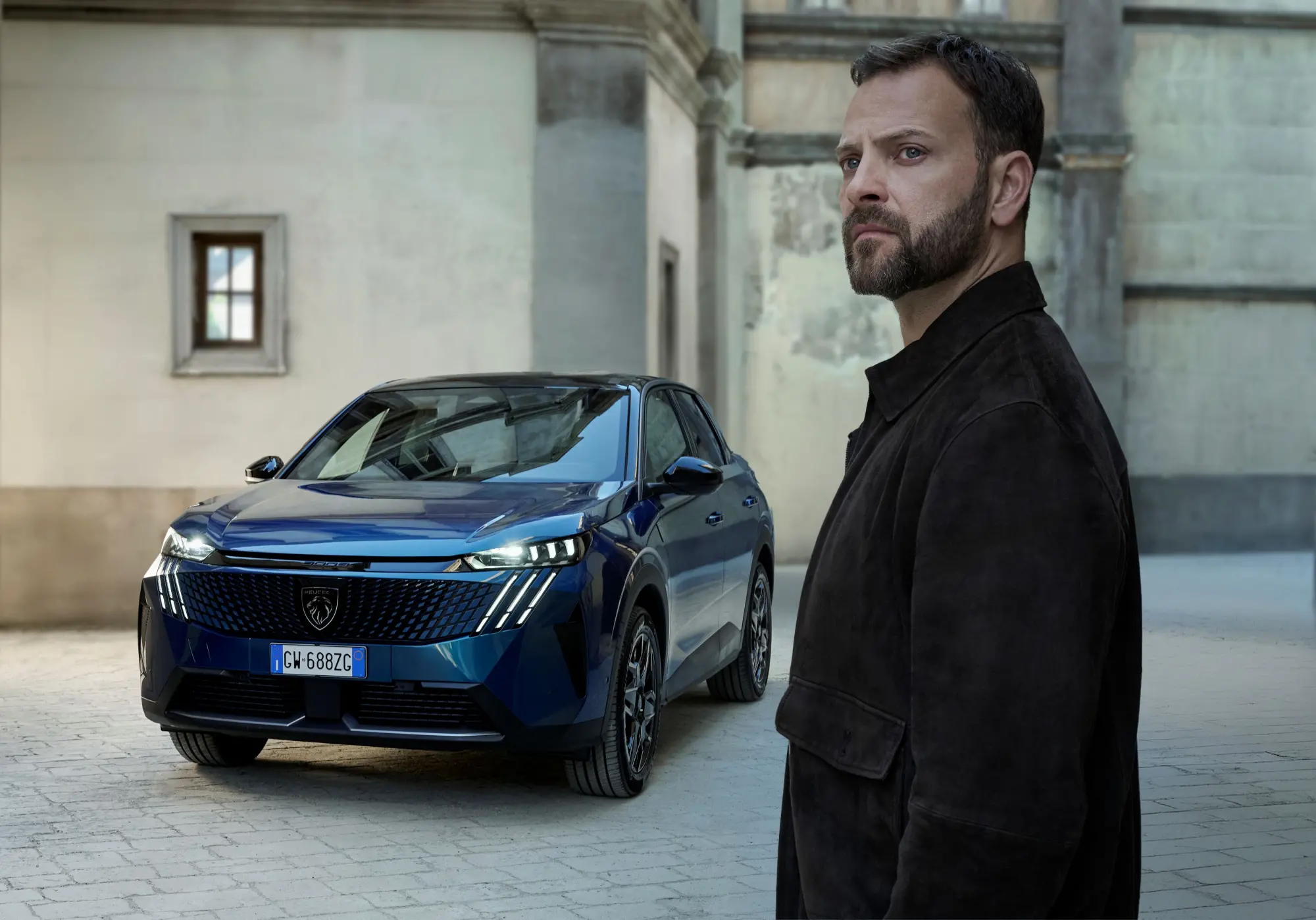 Alessandro Borghi nuovo volto di Peugeot: debutta l'iniziativa The Lion Takes the Stage