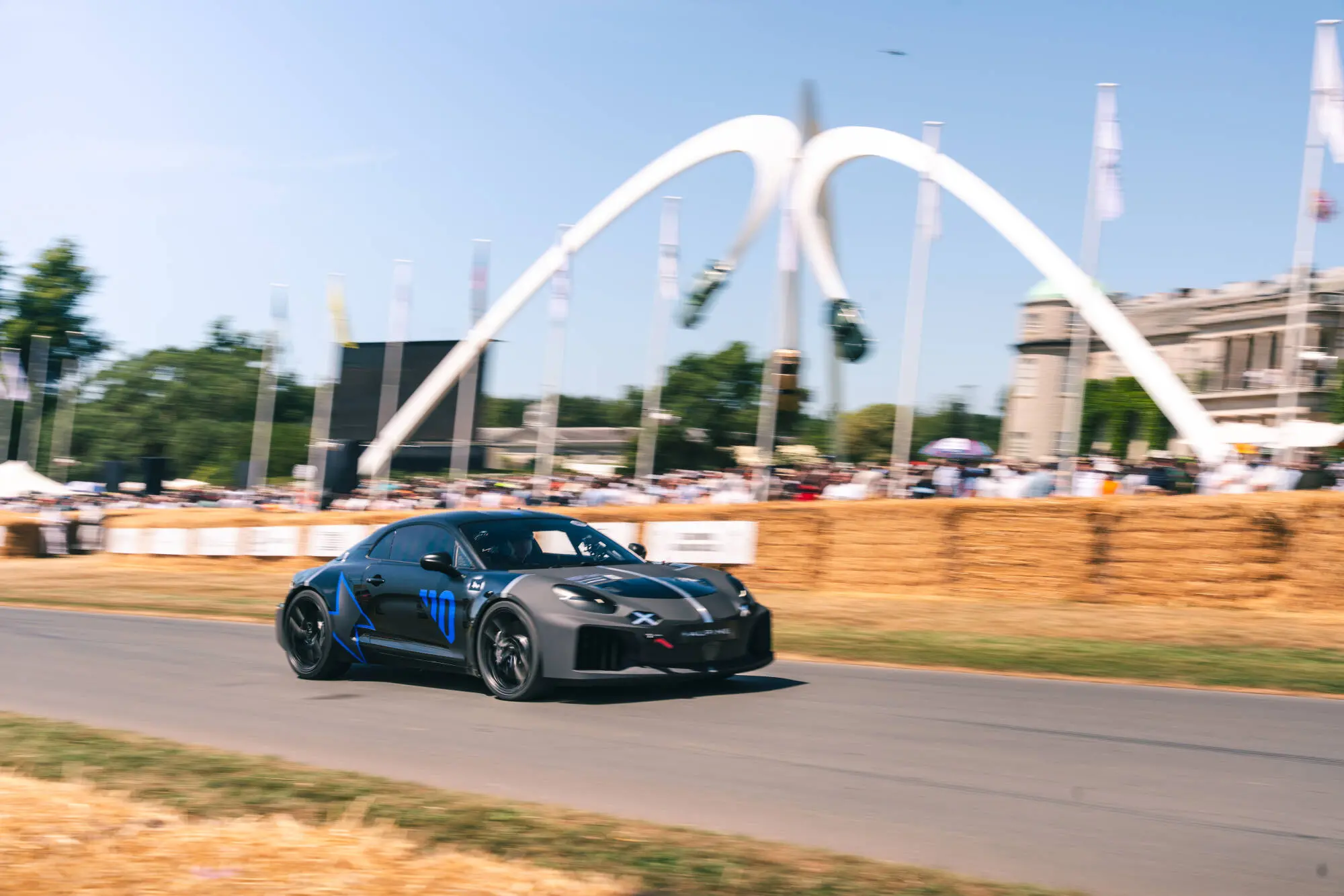 Alpine A110 Future esordisce a Goodwood con Pierre Gasly alla guida