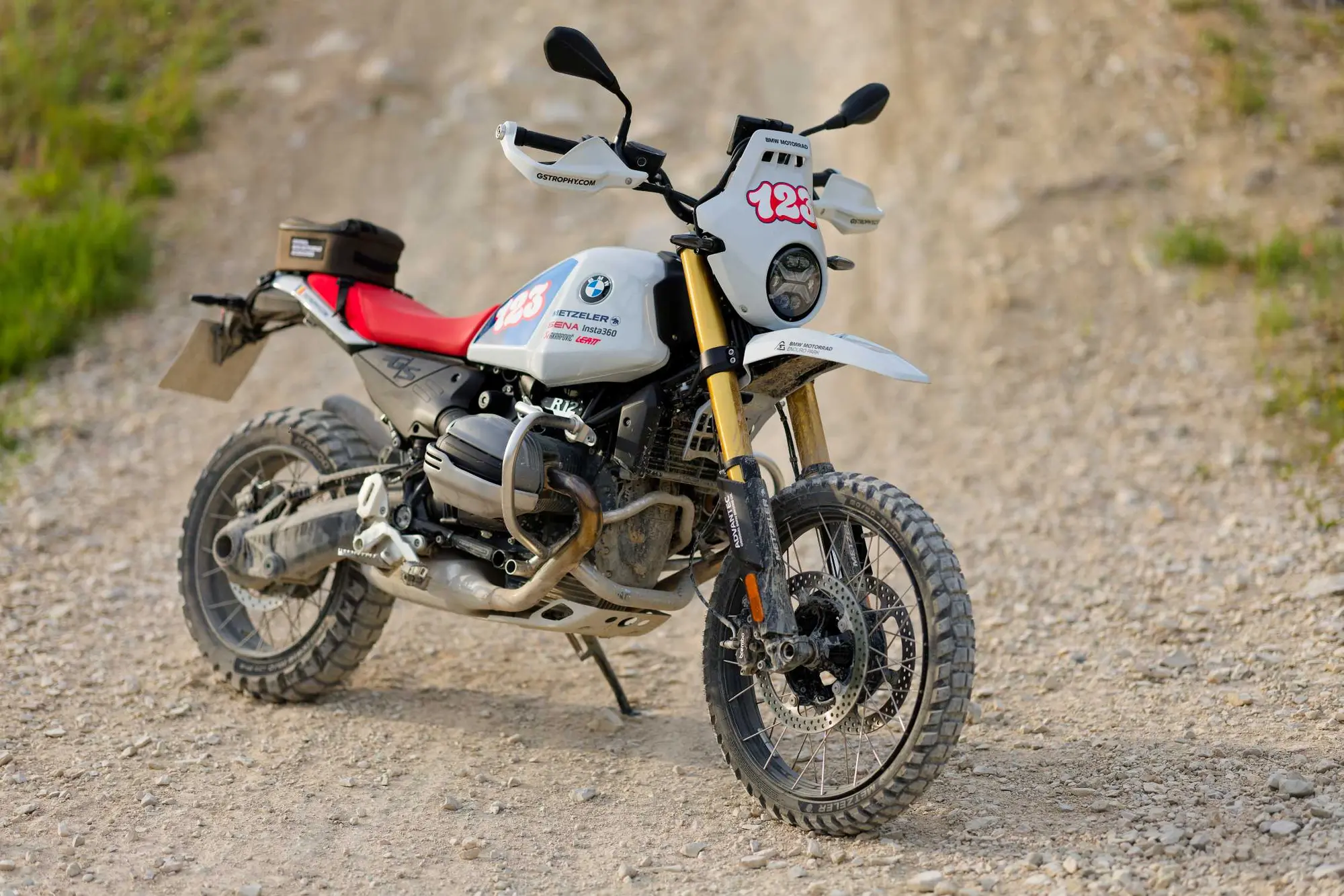 BMW Motorrad GS Trophy 2026: l'avventura fuoristrada torna in Europa con la R 12 G/S