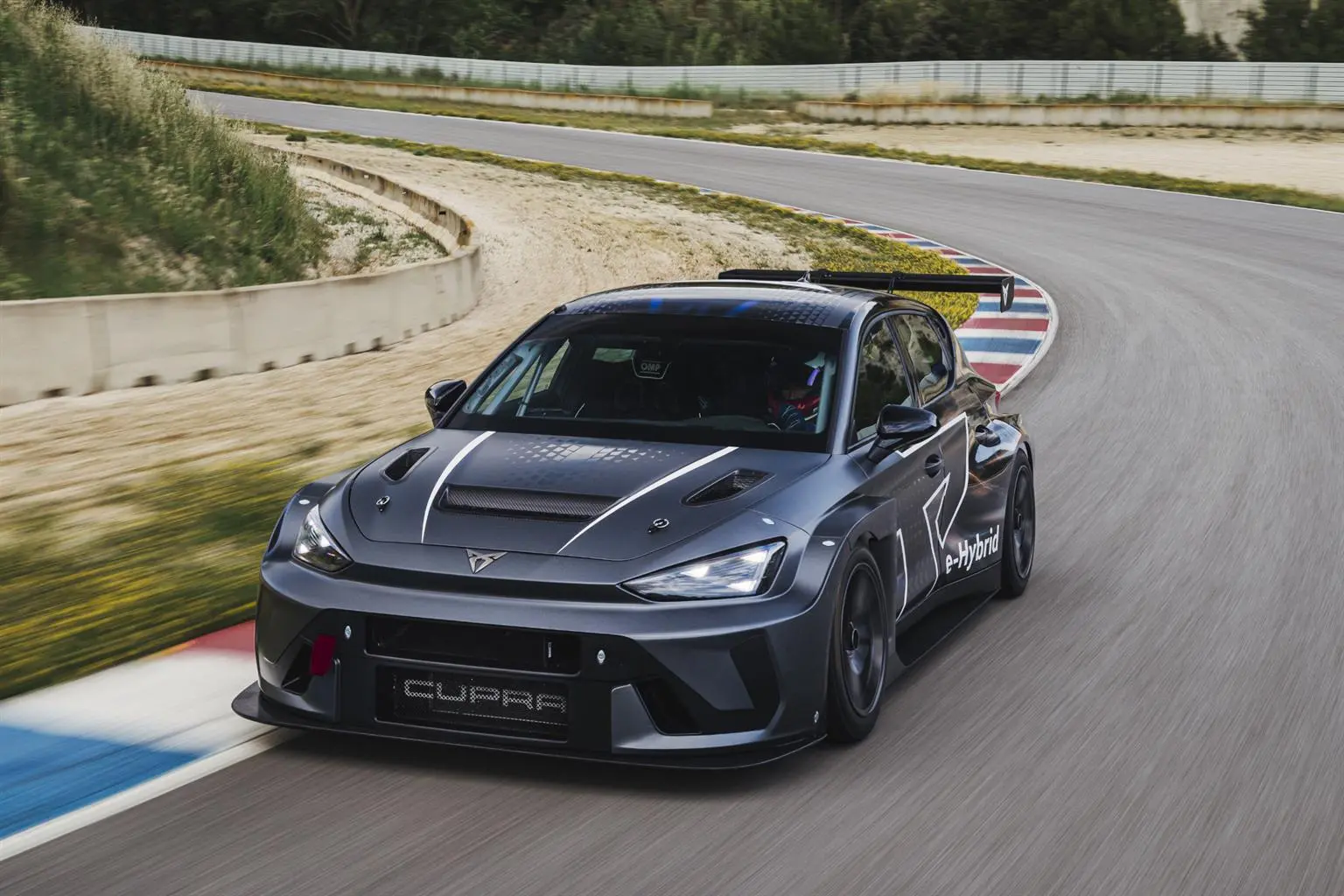 CUPRA porta la Leon VZ e-HYBRID Racer a Goodwood e rinnova la partnership con KIRO per la Formula E