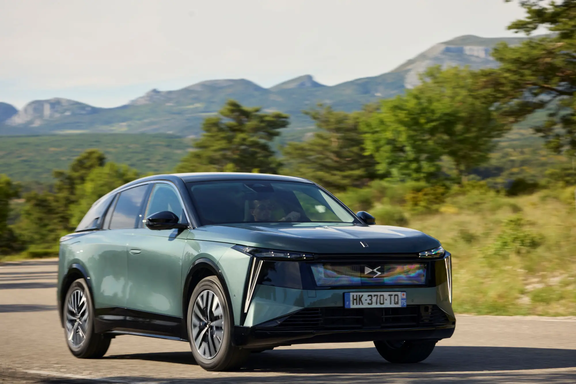 DS N°7: il nuovo SUV di lusso debutta su strada con autonomia record e comfort superiori