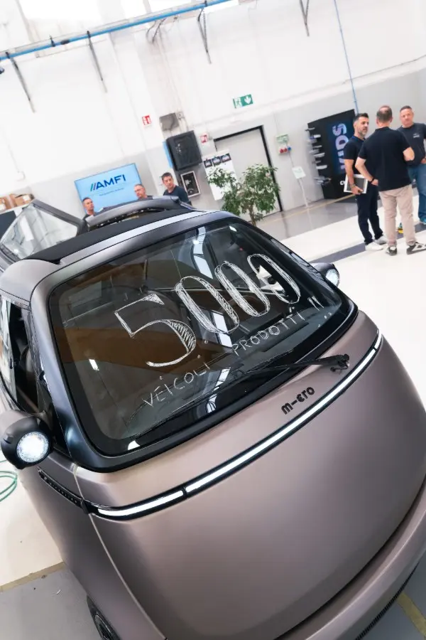 Microlino n.5000: una one-off sartoriale celebra il Made in Italy a La Loggia
