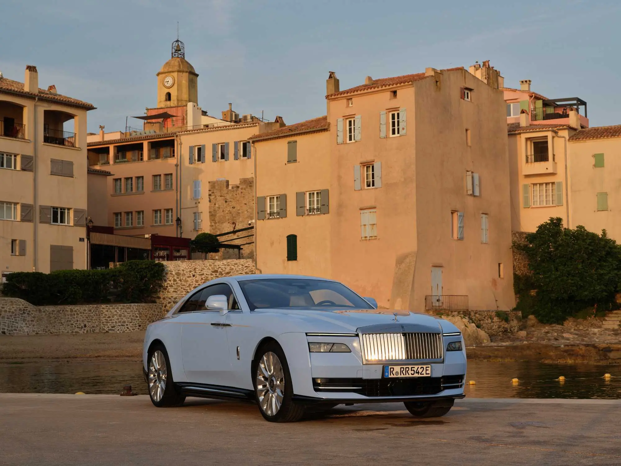 Rolls-Royce porta la Black Badge Spectre Series II e sedici auto Bespoke a Saint-Tropez