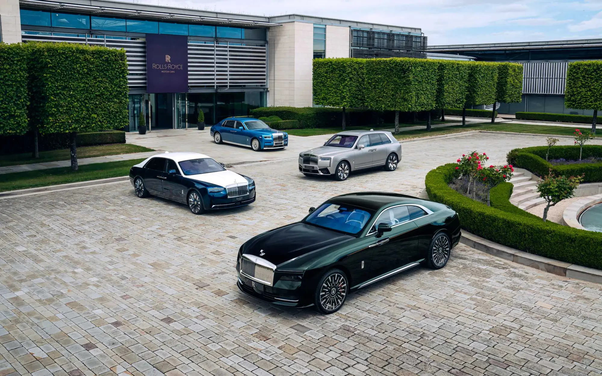 Rolls-Royce svela la nuova Spectre Series II e spettacolari one-off a Goodwood