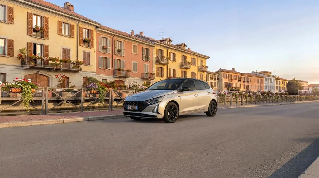 Hyundai i20 MY27: connettività 5G e più scelta per la compatta coreana