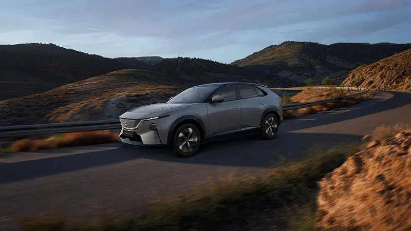 Mazda CX-6e: il nuovo SUV elettrico reinventa il design Kodo per il futuro