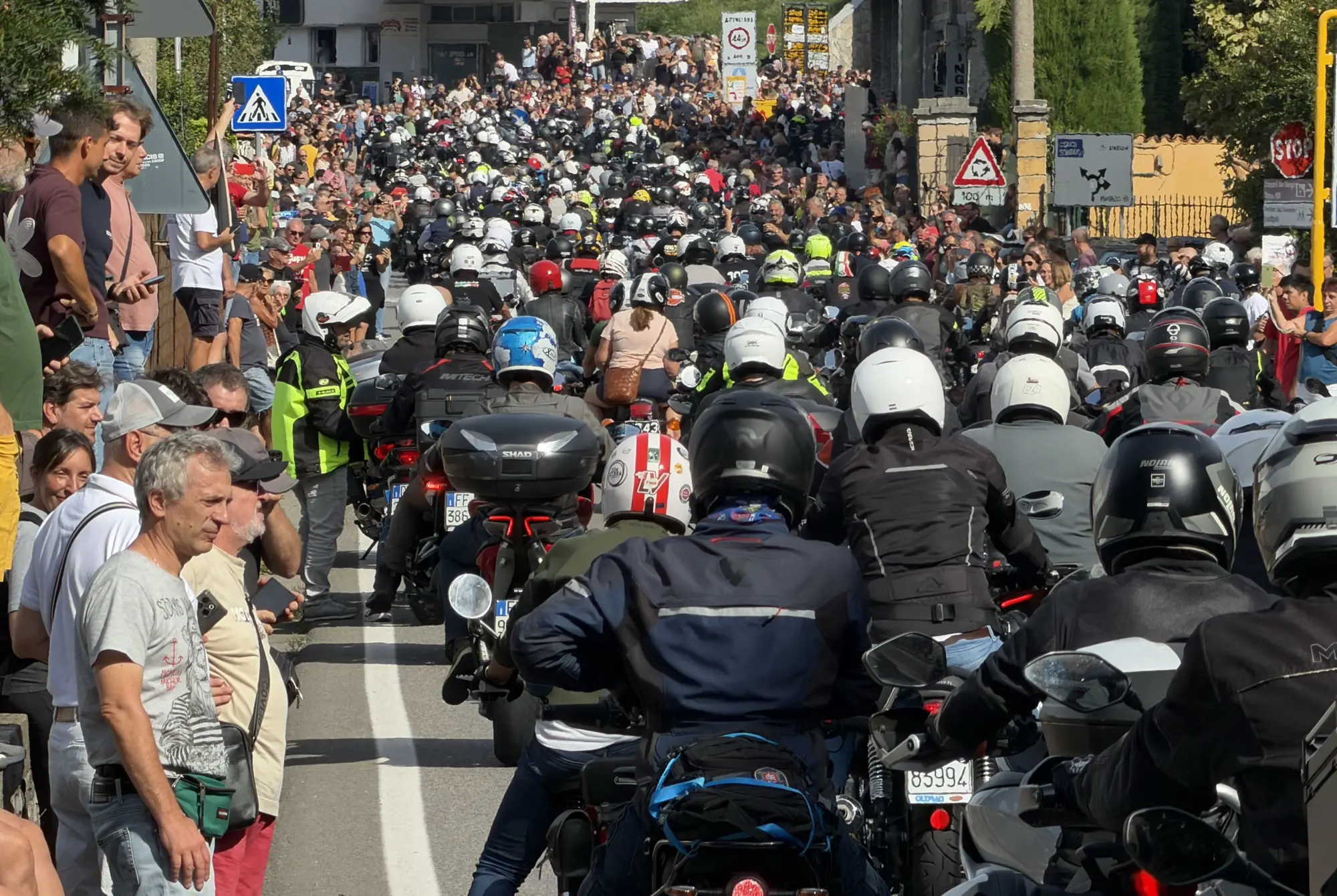 Oltre 60mila appassionati celebrano la nuova era di Moto Guzzi a Mandello del Lario