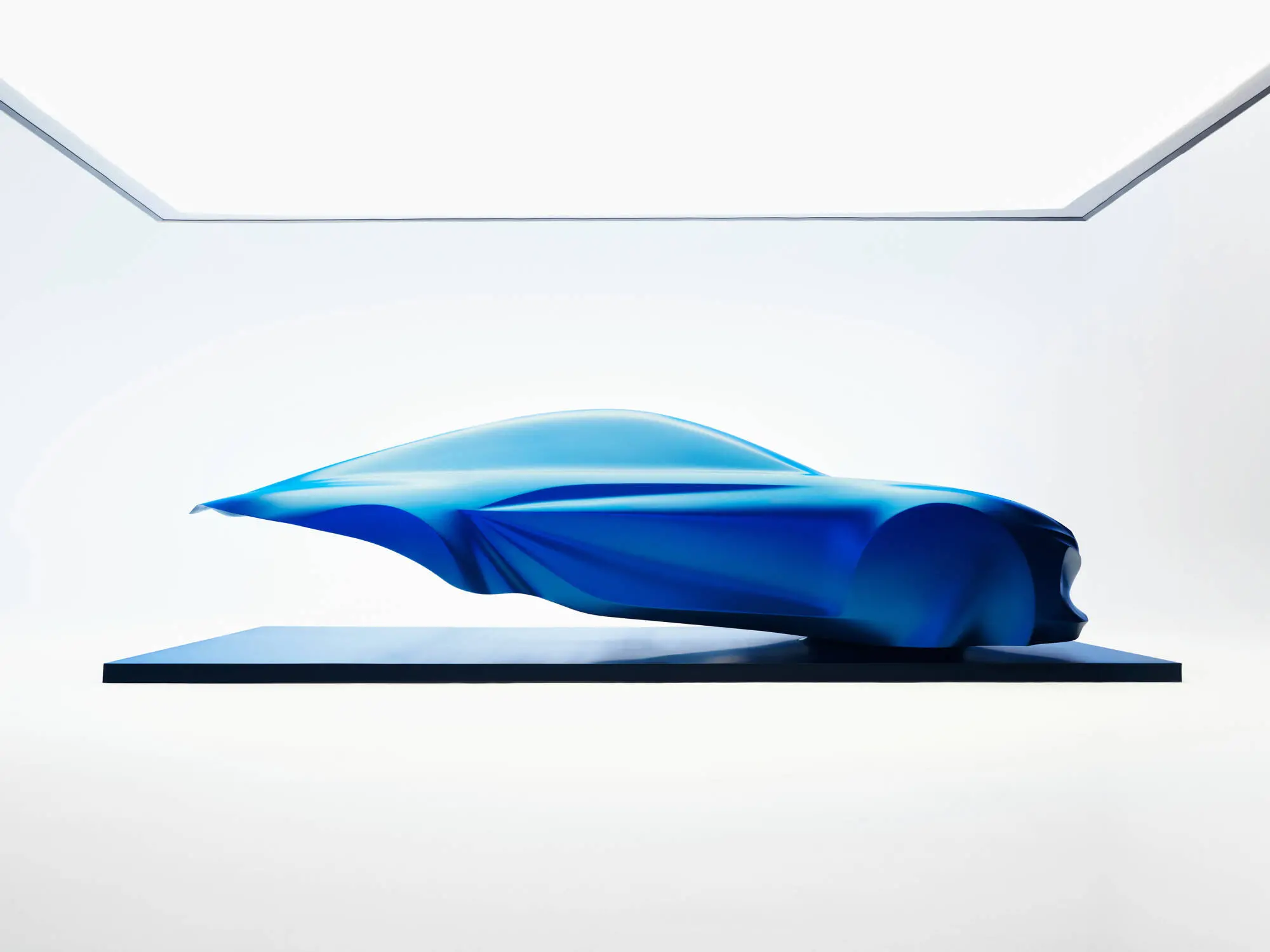 Alpine presenta una scultura che anticipa il design della futura A110