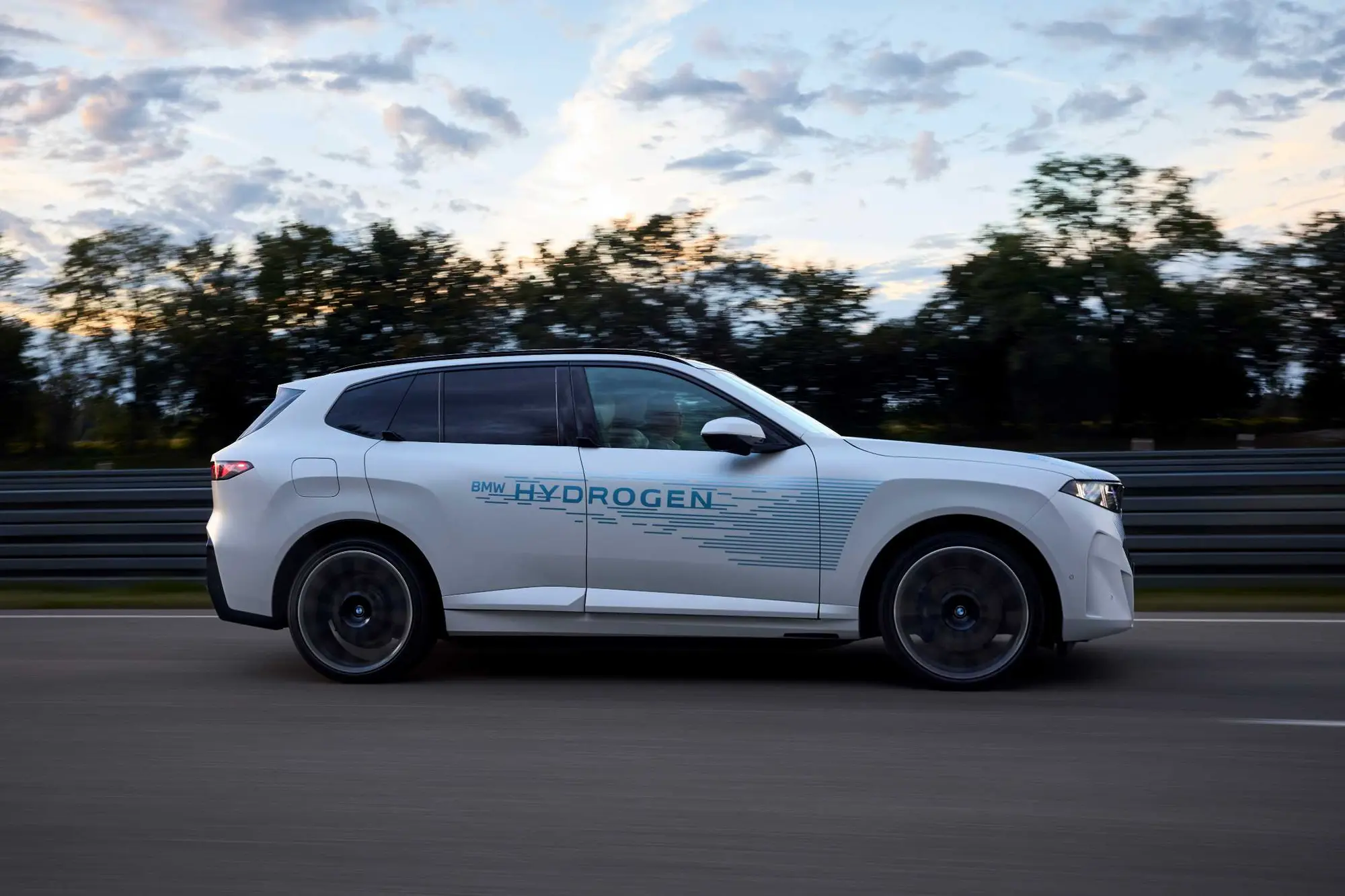 BMW iX5 Hydrogen: verso la produzione di serie con innovativo sistema a celle a combustibile