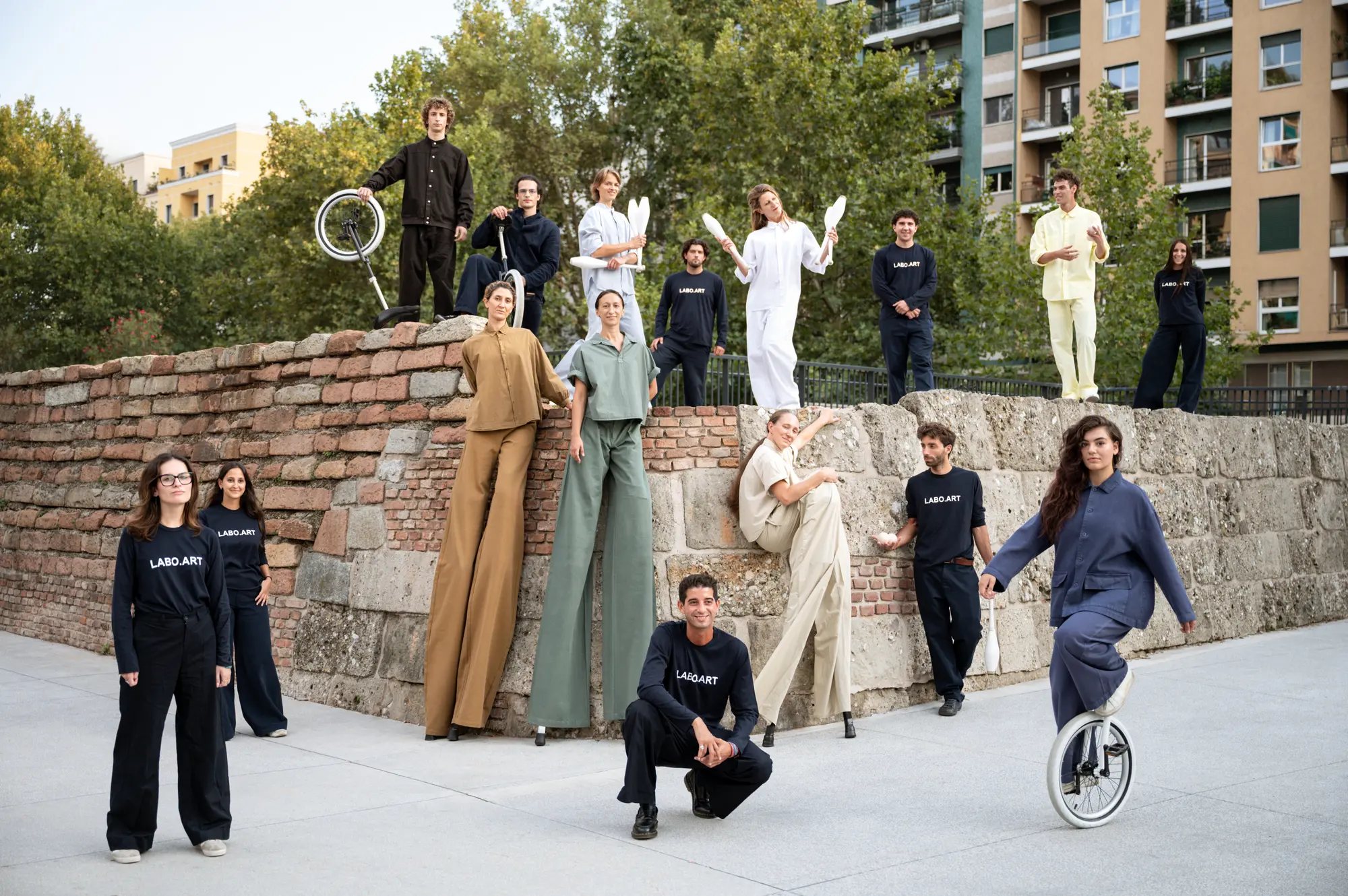 LABO.ART porta la moda nelle strade di Milano con la performance MOVING BODIES
