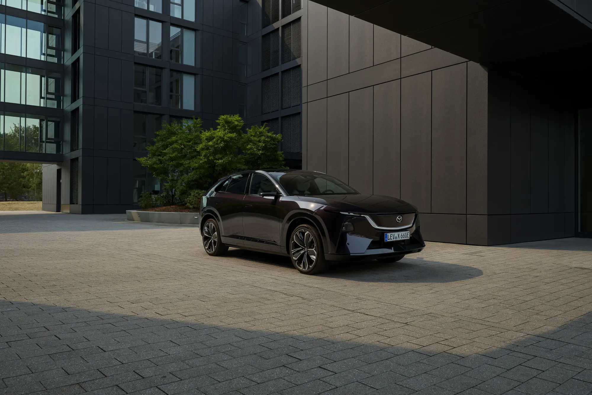 Mazda CX-6e: il nuovo SUV elettrico conquista la scena con 484 km di autonomia