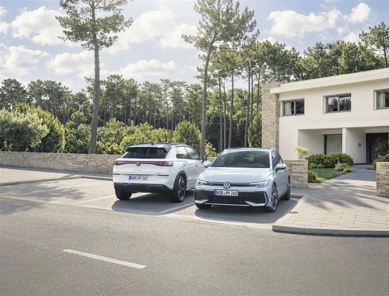 Volkswagen lancia in Italia le nuove Golf e T-Roc full hybrid da 136 CV