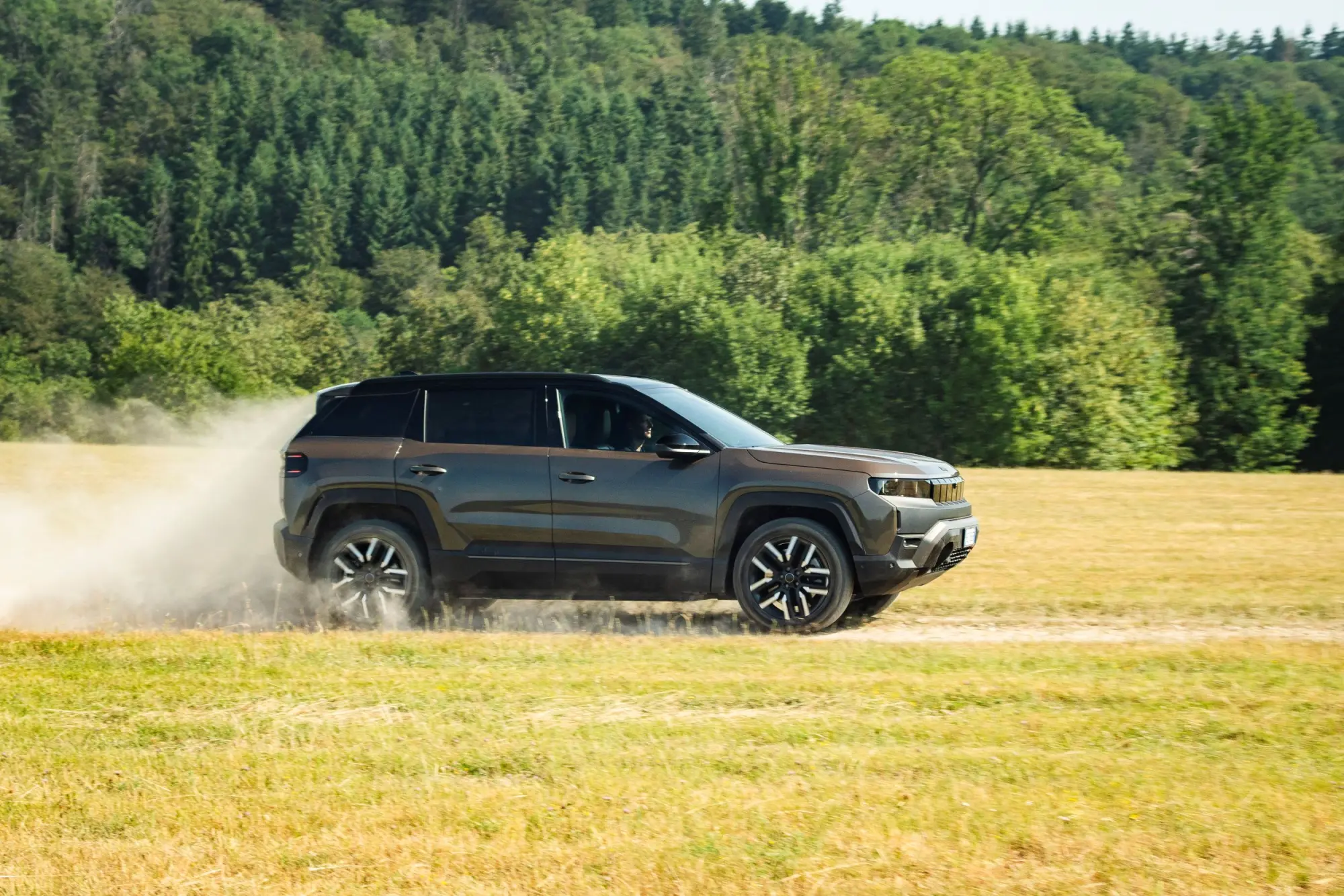 Nuova Jeep Compass 4xe protagonista a Rom-E 2026: innovazione e prestazioni elettriche