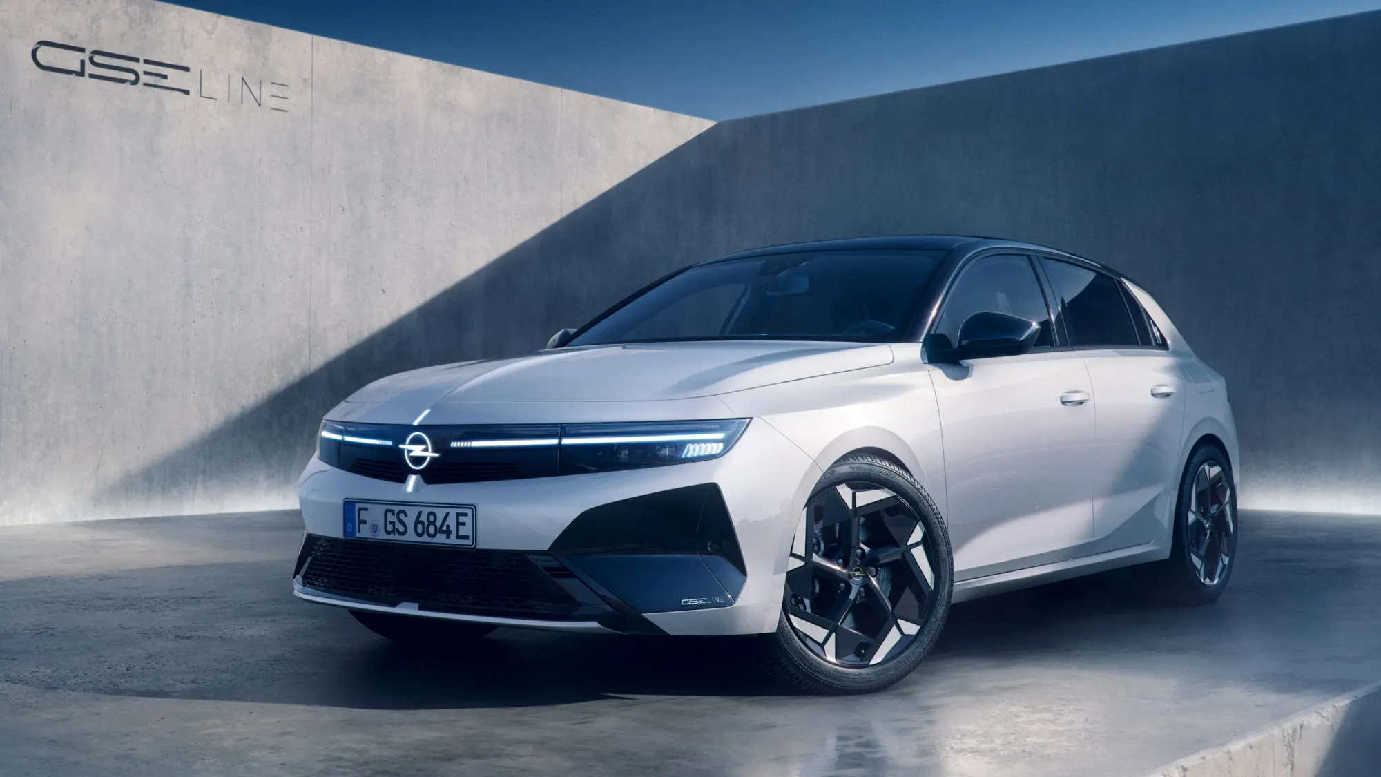 Opel presenta il futuro con la concept STX e la nuova gamma GSE al Salone di Parigi 2026