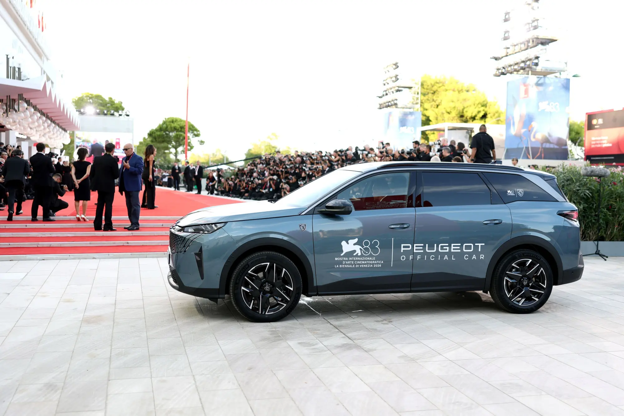 Peugeot celebra il talento al red carpet di Venezia con Alessandro Borghi e il Peugeot Award