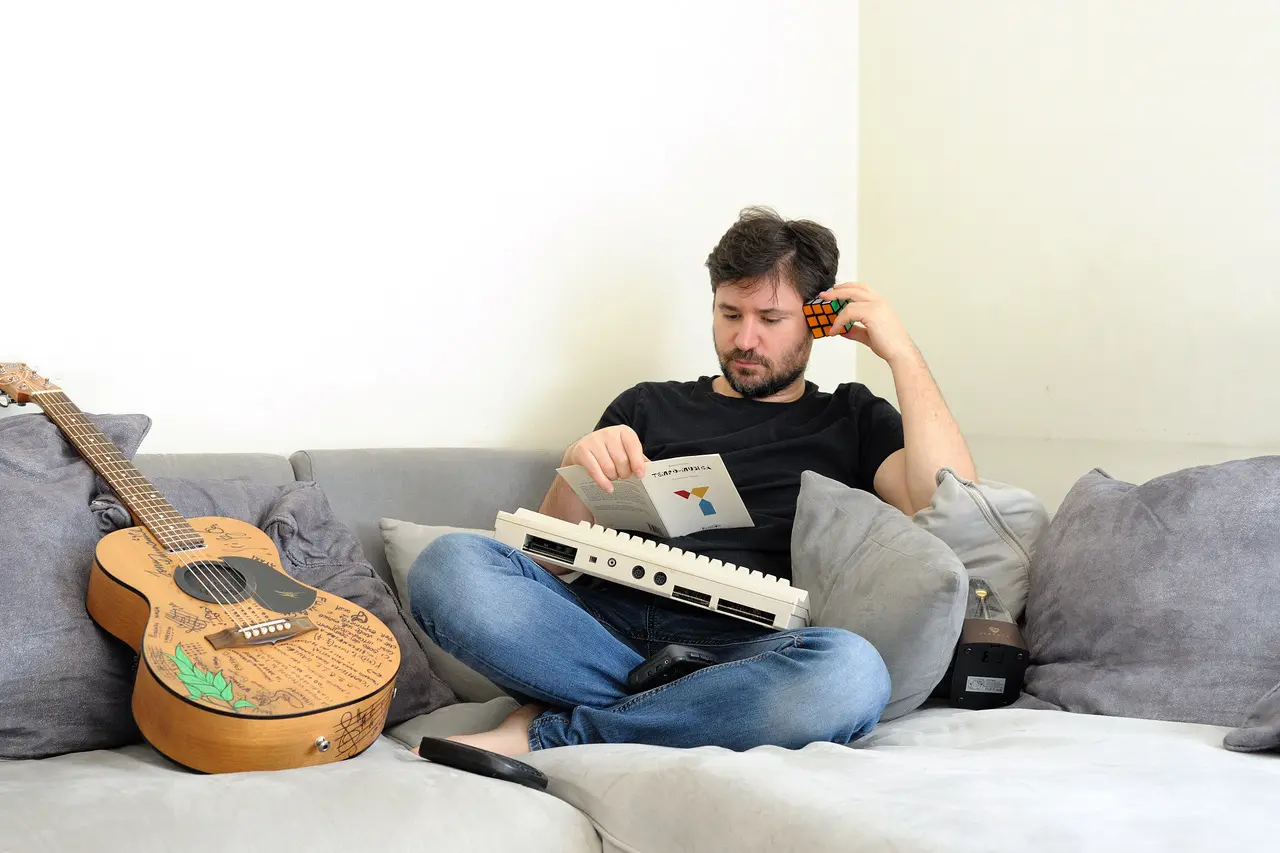 Renato Caruso lancia il videoclip Saluti dal Pianeta Terra con KomunIKON