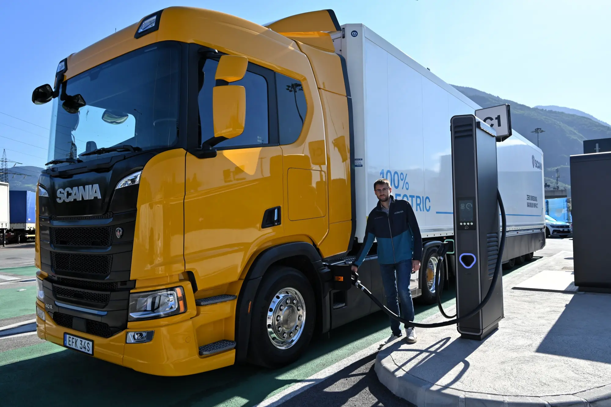 Prima ricarica megawatt per camion elettrici Scania: debutta il sistema MCS in Italia