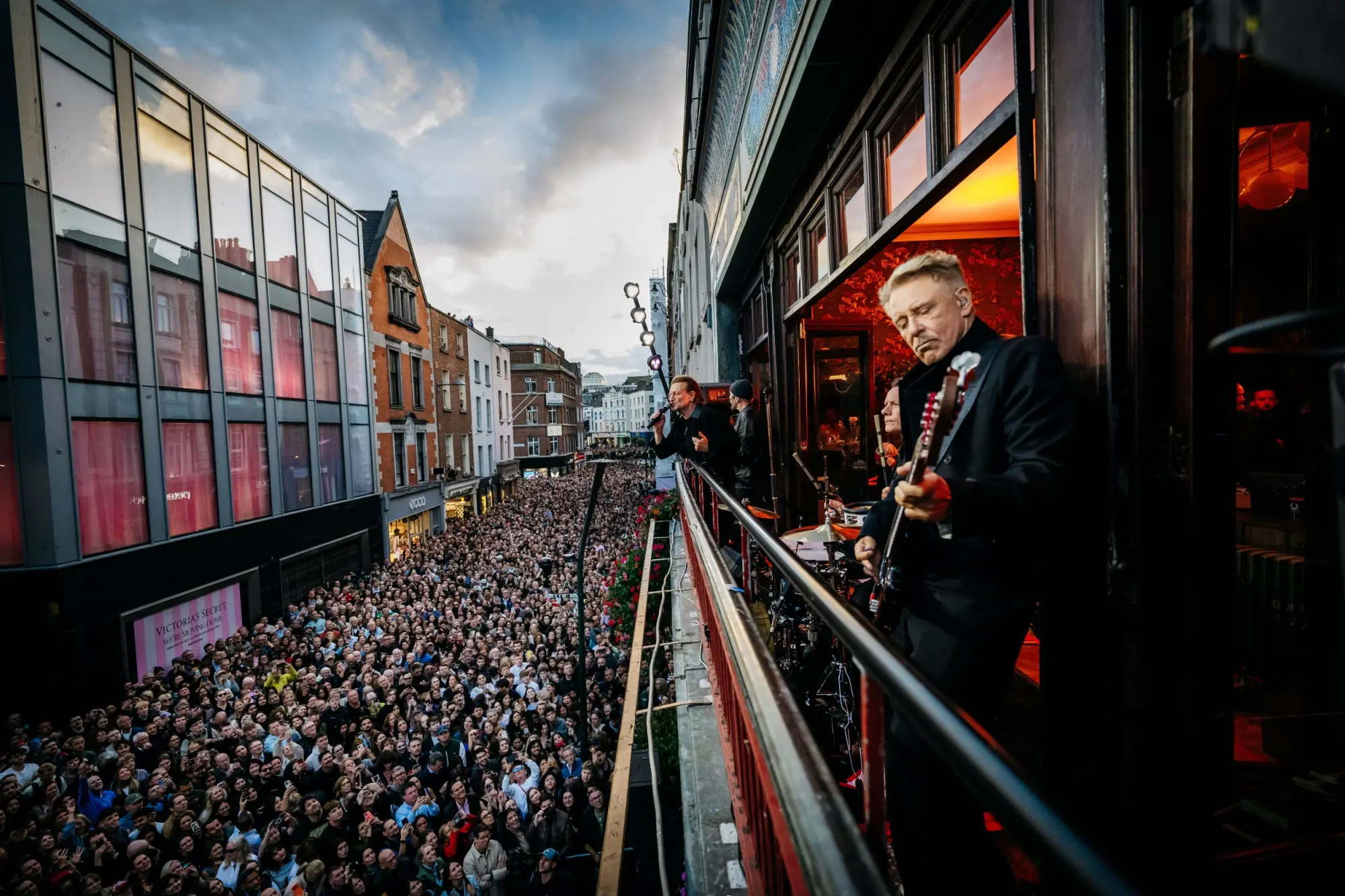 U2 celebrano 50 anni con uno storico concerto nella scuola dove nacquero