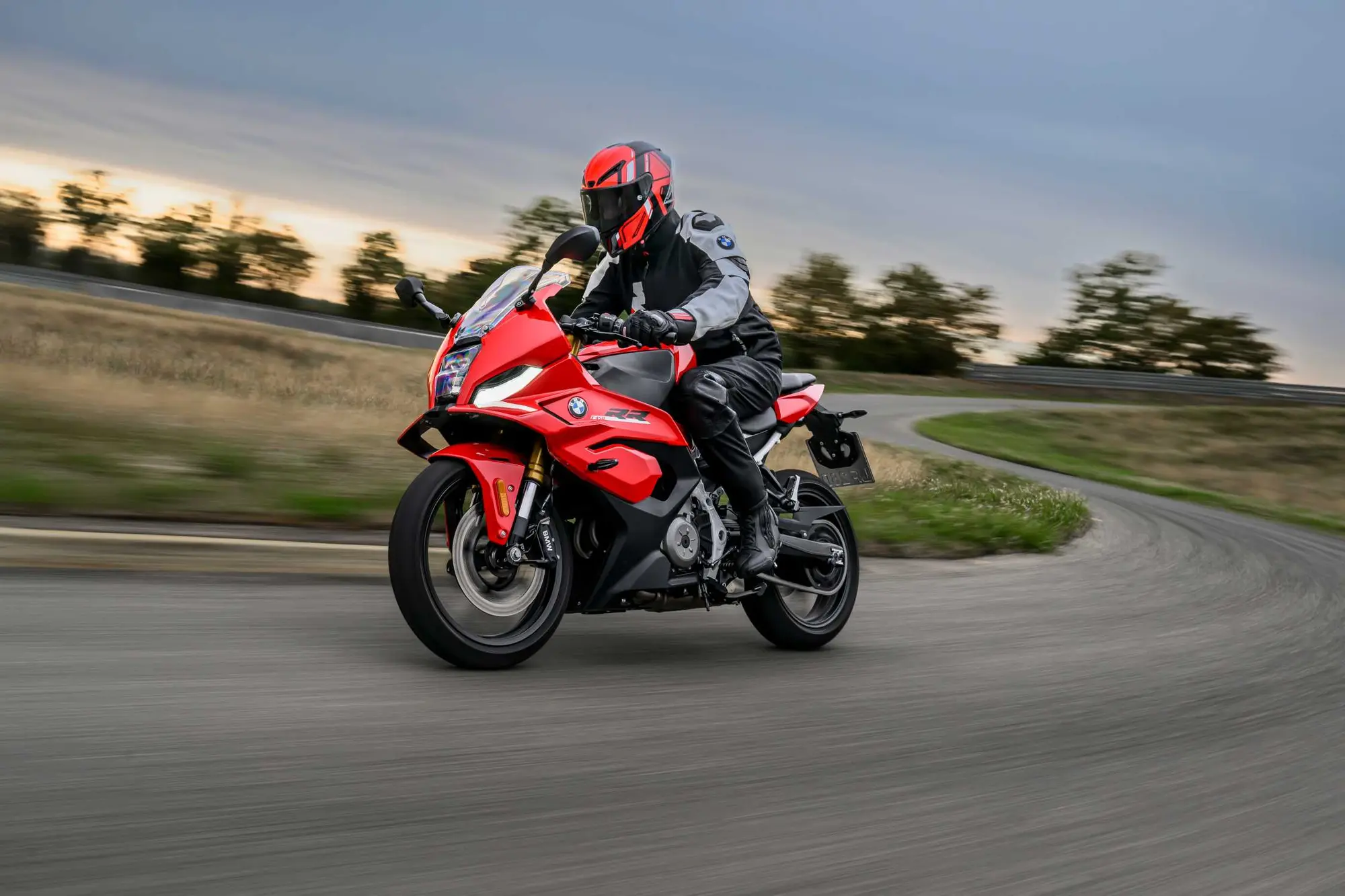 BMW F 450 RR: la nuova supersportiva leggera da 48 CV punta al divertimento