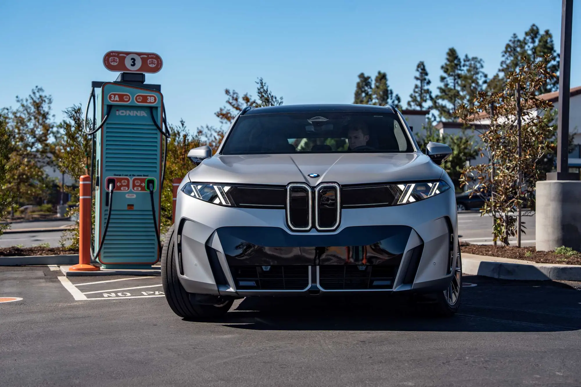 BMW iX5: ricarica ultra-rapida a 460 kW grazie a Gen6 e partnership con IONNA e Alpitronic