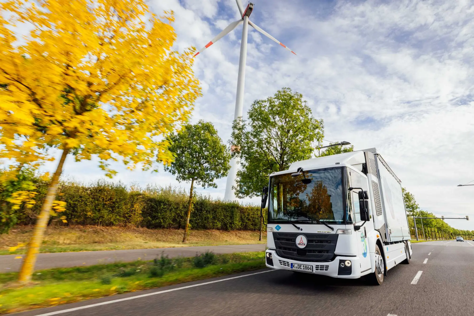 BMW testa il primo camion a combustione di idrogeno per la logistica a Lipsia