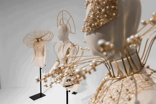 Cinecittà celebra i costumi d'autore con la mostra Mani d'Oro: tra arte, cinema e innovazione