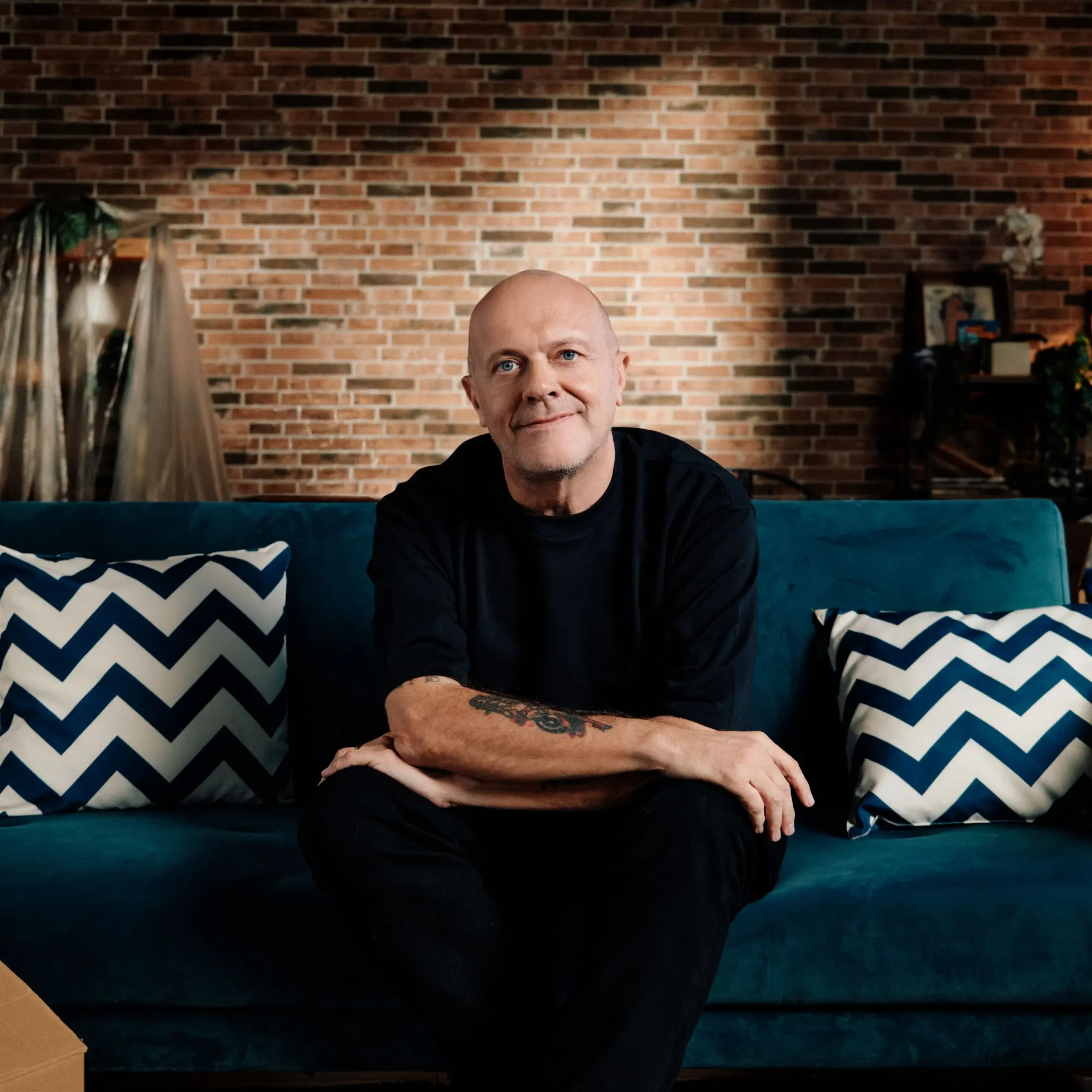 Max Pezzali lancia i box da collezione 883 e svela La Tavernetta Radio Show