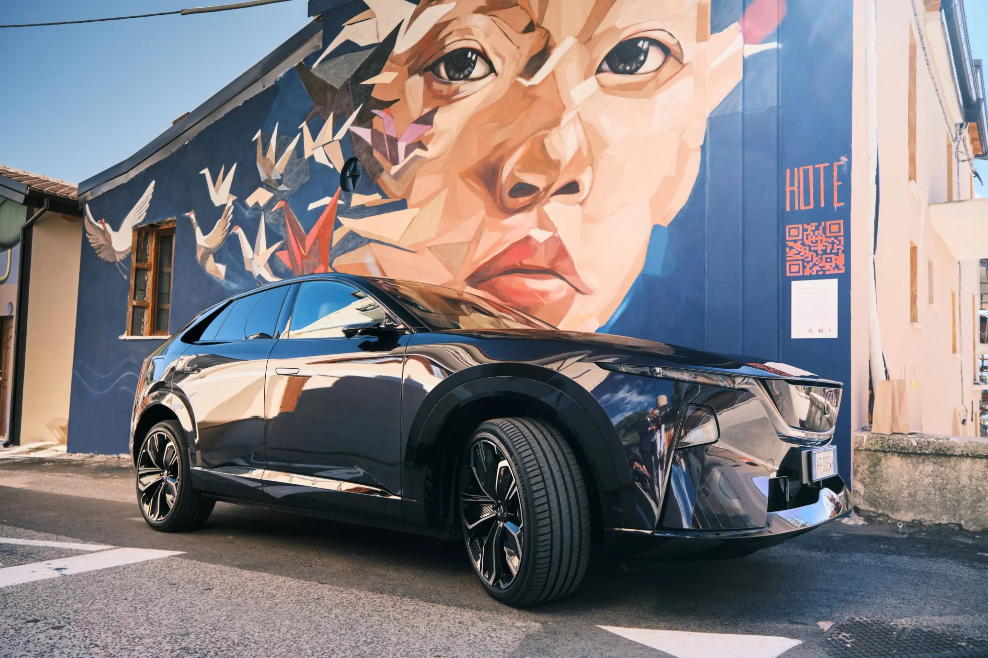 Mazda porta ad Aielli un murale di Kotè: memoria di Hiroshima e messaggio di pace